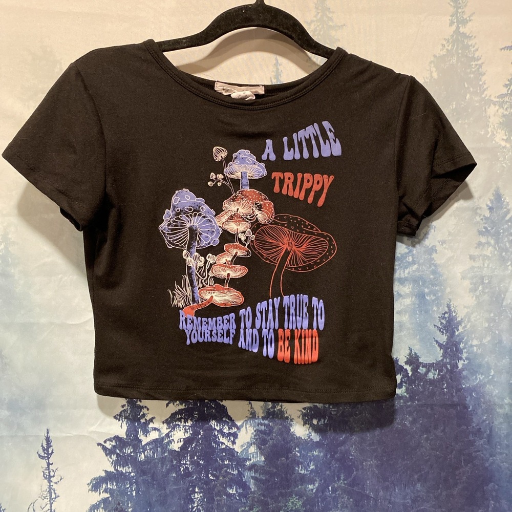 Birch and‎ Stone Black Cropped Graphic  T Shirt A Little Trippy Size Medium